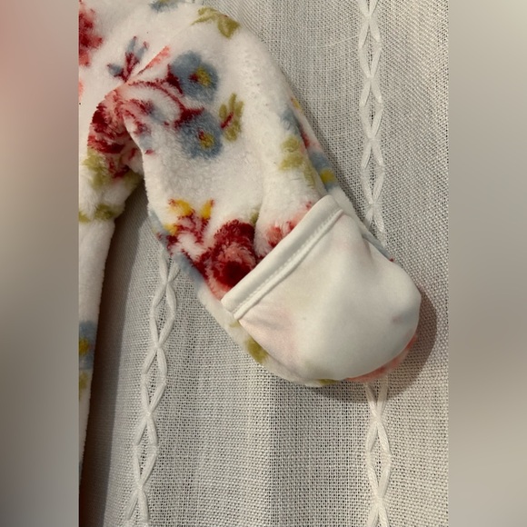 Le Top Bebe, sleeper, onesie. Pink floral patter sz. 6-9 mos. - Picture 4 of 13